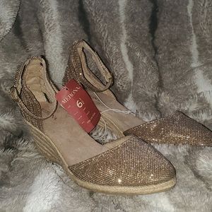 Ankle strap wedges, Gold.